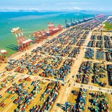 廣州港與白云機(jī)場(chǎng) 雙輪驅(qū)動(dòng)，連通全球與內(nèi)貿(mào)的航運(yùn)樞紐